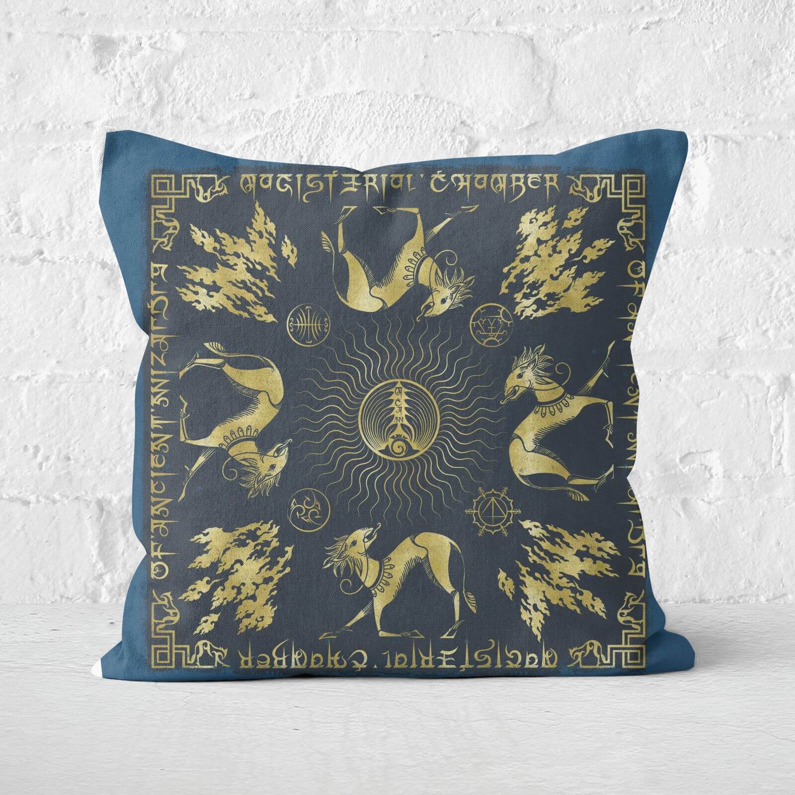 Decorsome x Fantastic Beasts Scenic Creatures Quadratisches Kissen – 50x50cm – Soft Touch Decorsome x Fantastic Beasts Scenic Creatures Quadratisches Kissen – 50x50cm – Soft Touch